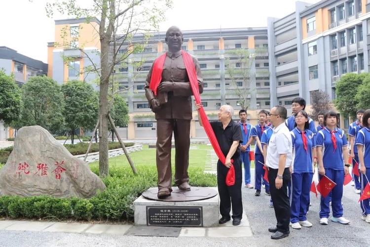 钱学森塑像揭幕仪式在成都郫都区举行_fororder_揭幕现场 供图 成都市郫都区教育局
