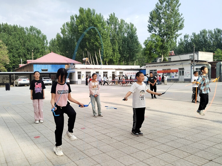 图片默认标题_fororder_跳绳比赛中的同学们