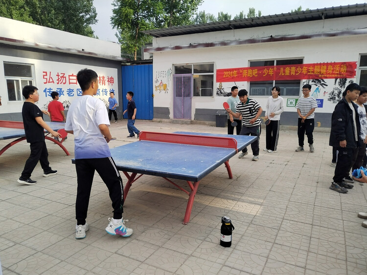 图片默认标题_fororder_乒乓球赛场，学生们使出浑身解数