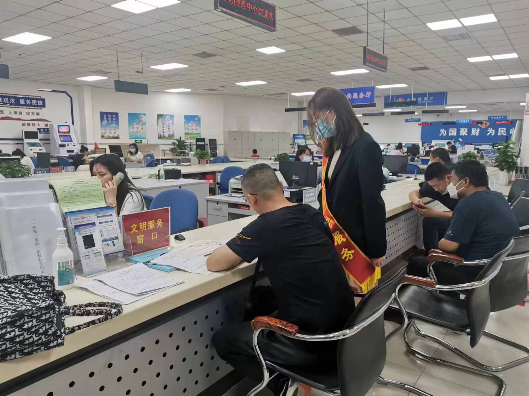 保定市满城区：精业务优环境 打造项目审批加速度_fororder_工作人员耐心细致地为办事人员排忧解难 摄影 刘硕