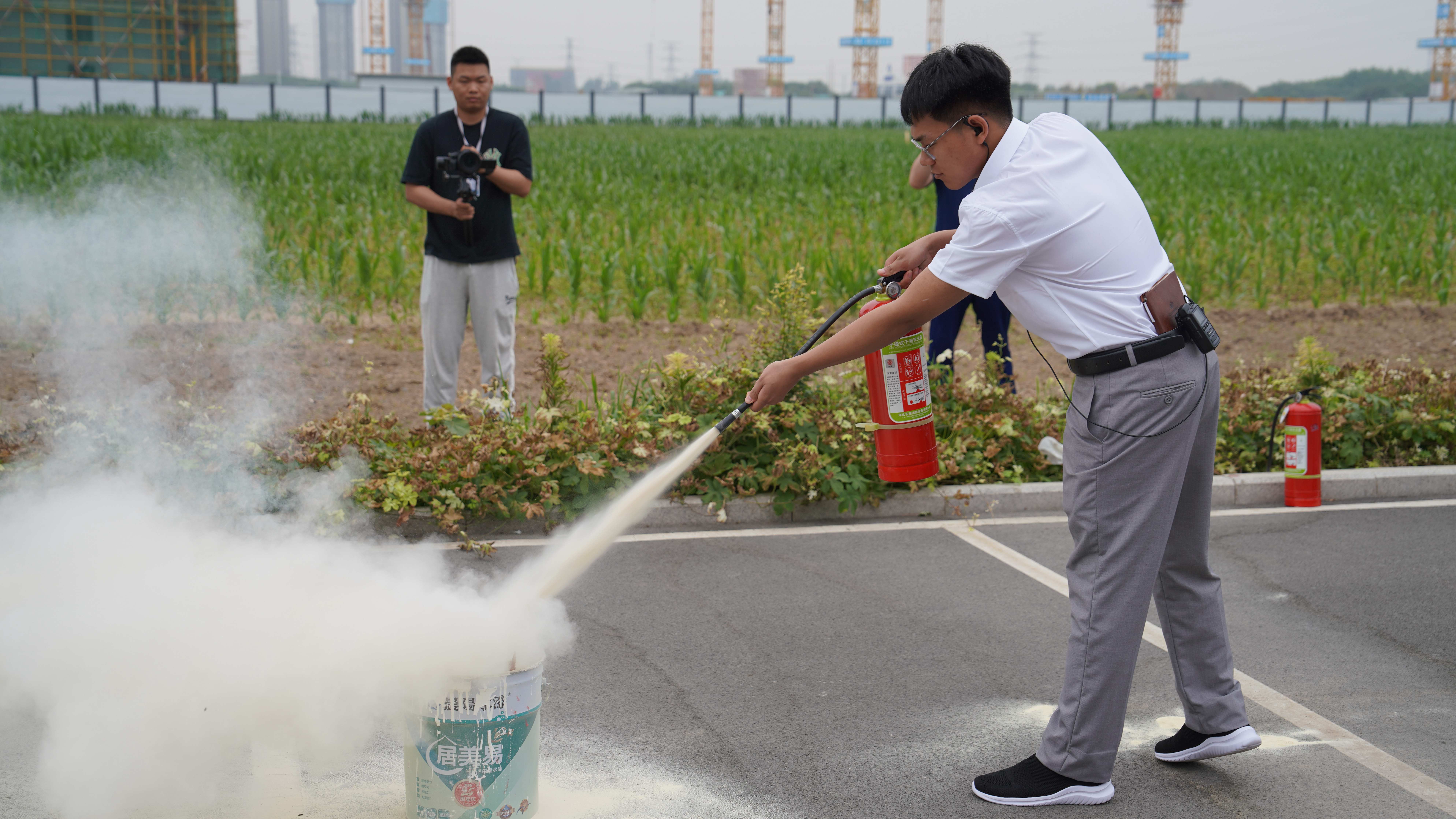 河北清苑：开展消防安全知识培训 提升应急自救能力_fororder_企业员工演练使用手提式干粉灭火器灭火。摄影 王磊