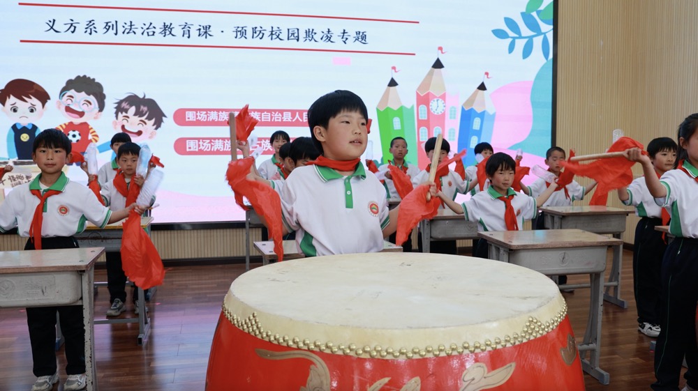 河北围场：“情牵留守·爱暖童心”_fororder_活动休息期间的文艺表演
