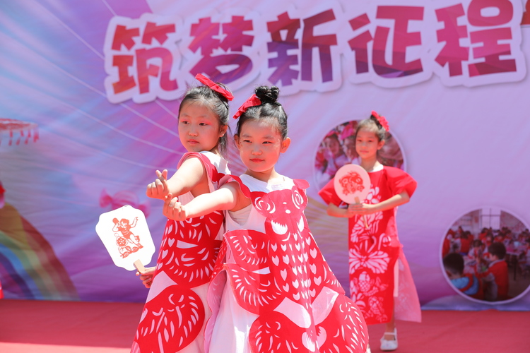 河北涞水：“花式”活动庆“六一”_fororder_图为在涞水县北关小学，学生们在进行剪纸服装秀表演。（徐梓钰 摄）