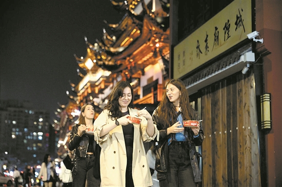 入境人数攀升 文旅体验更丰富 外国游客爱上中国行_fororder_201