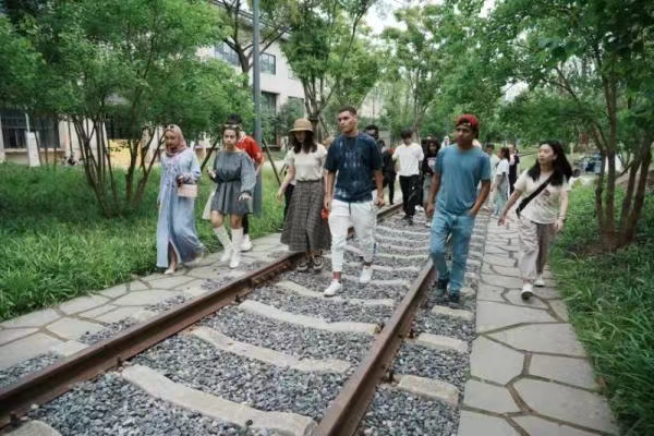 感受工业遗产与现代生活的交融 浙江科技大学国际学生走进杭钢公园和小河公园_fororder_微信图片_20240605125553