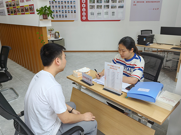 简阳市：聚焦关键环节 “以小见大”夯实粮食保障体系_fororder_赤水街道人大代表之家工作人员记录群众诉求（图--段飞）