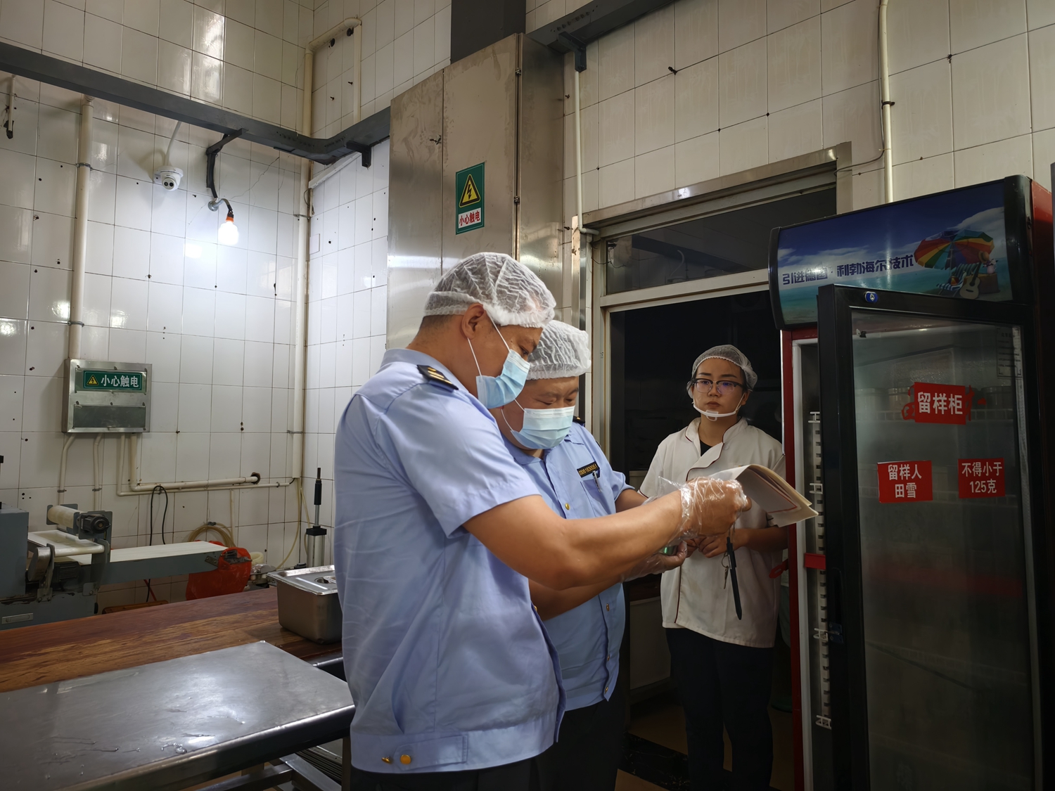 图片默认标题_fororder_满城区市场监管人员对食品原料进货进行查验 摄影 贾林静