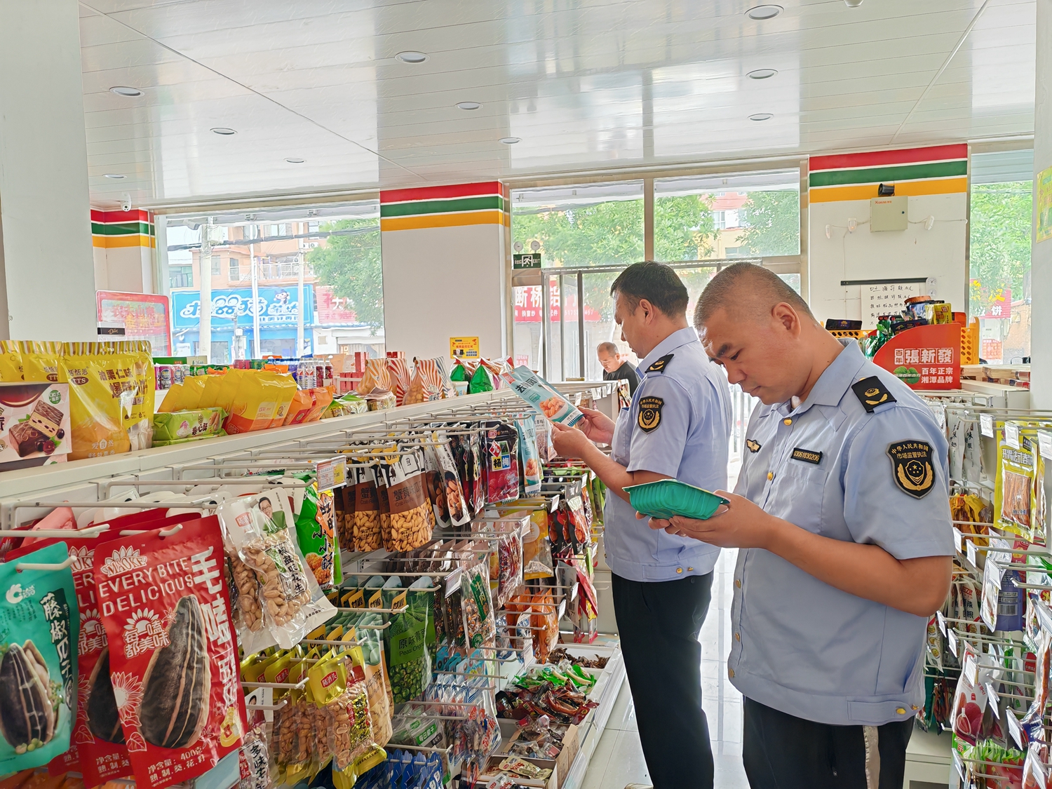图片默认标题_fororder_市场监管人员抽查食品保质期 摄影 贾林静