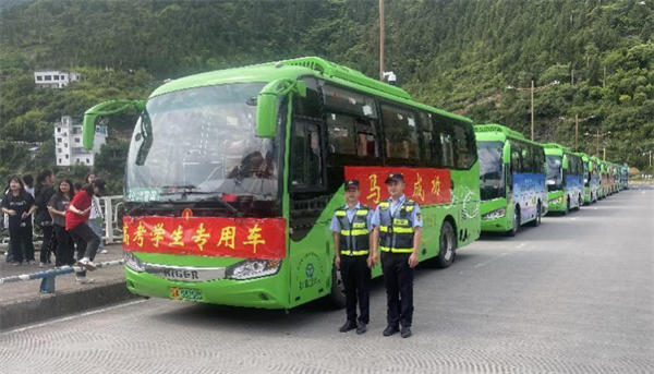 重庆巫山交通运输行政执法支队全力护航高考学子奔赴考场_fororder_图片1