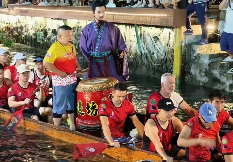 老外爱上划龙舟：希望龙舟成为奥运会比赛项目