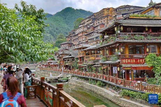 贵州：西江千户苗寨迎来暑期旅游旺季