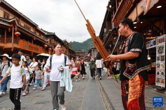 贵州：西江千户苗寨迎来暑期旅游旺季