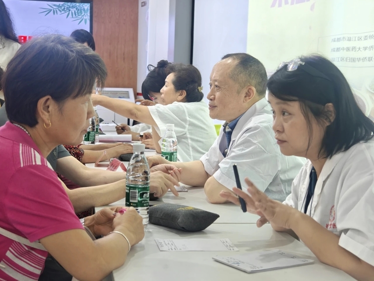 成都温江区：校地联动在柳城街道居民社区开展义诊和侨法宣传活动_fororder_义诊现场 供图 成都市温江区委统战部