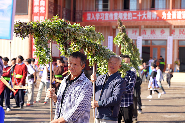 宜宾筠连：“端阳场”热闹不已 群众跳起跳起花山过端午_fororder_扎艾狗方阵--筠连县融媒体中心提供
