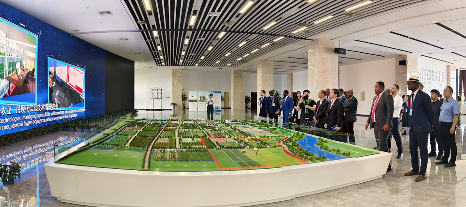 Diplomats from More Than 10 Countries Visit Yangling on 5th Anniversary of SCO Agricultural Base Initiative_fororder_图片5