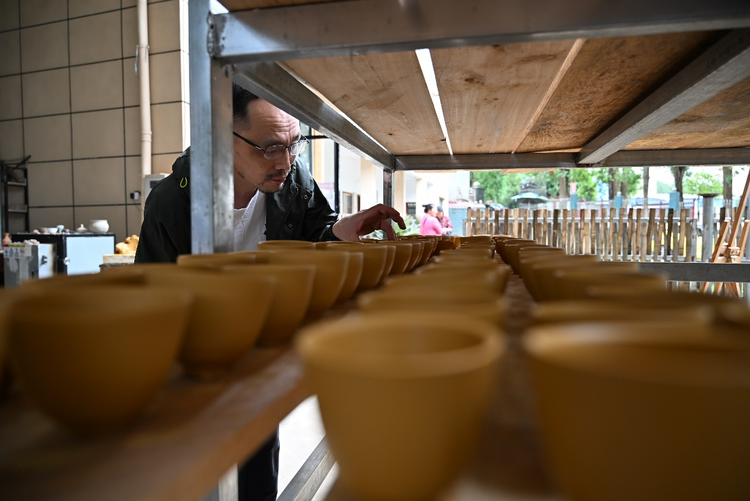 烟雨染青花 瓷色踏空来_fororder_图片3