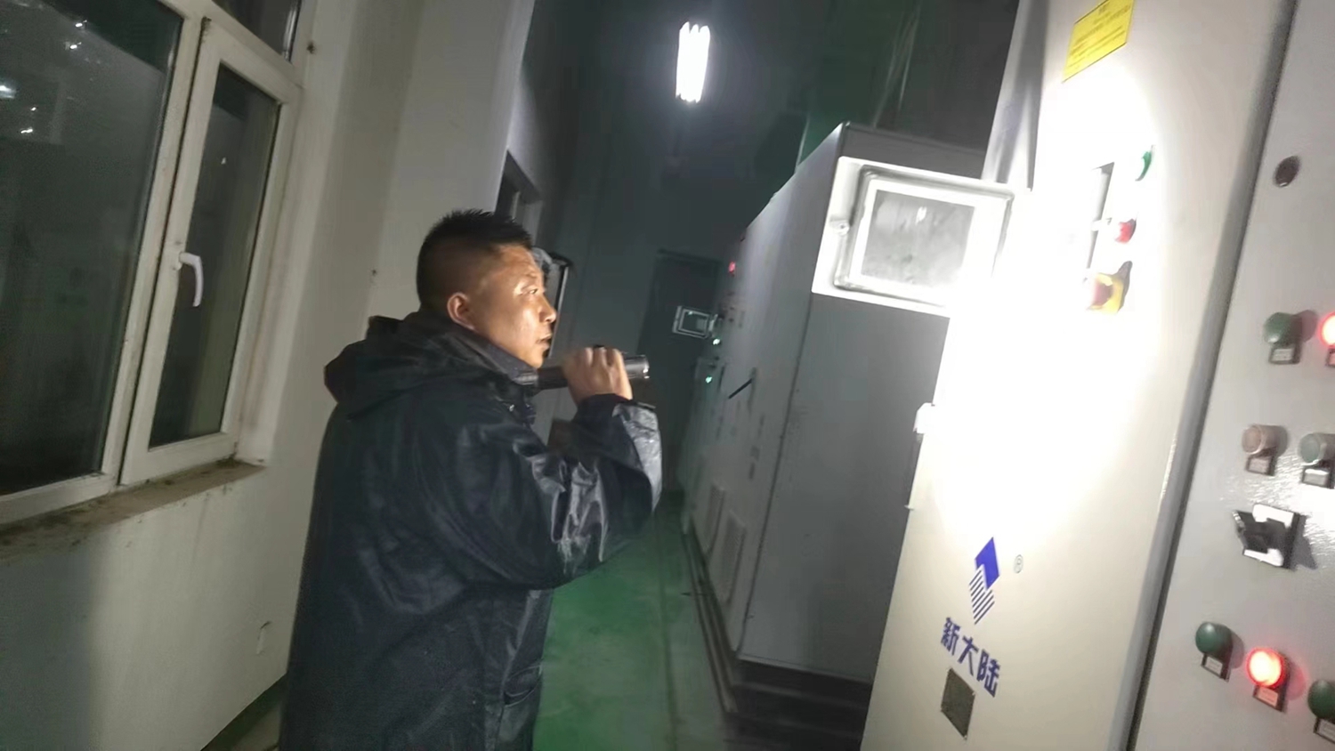 保定市满城区：多措并举确保安全度汛_fororder_检查配电室 摄影 李新娜