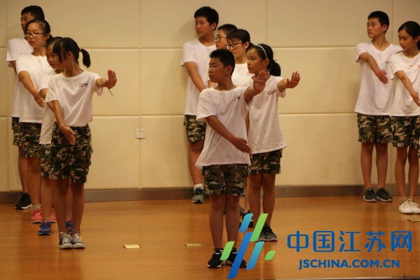 (未来之星专题 未来小记者 小记者会客厅图文摘要)“爱出发”夏令营文艺汇演在南通举行 (未来之星专题 未来小记者 小记者会客厅图文摘要)“爱出发”夏令营文艺汇演在南通举行