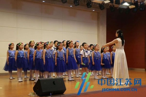 (未来之星专题 未来小记者 小记者会客厅图文摘要)“爱出发”夏令营文艺汇演在南通举行 (未来之星专题 未来小记者 小记者会客厅图文摘要)“爱出发”夏令营文艺汇演在南通举行