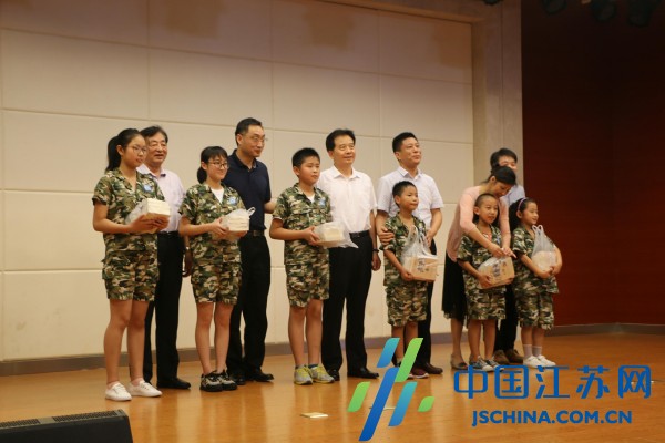 (未来之星专题 未来小记者 小记者会客厅图文摘要)“爱出发”夏令营文艺汇演在南通举行 (未来之星专题 未来小记者 小记者会客厅图文摘要)“爱出发”夏令营文艺汇演在南通举行