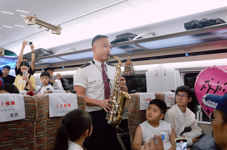 首趟西安北至广州白云G520次“幸福列车”开行