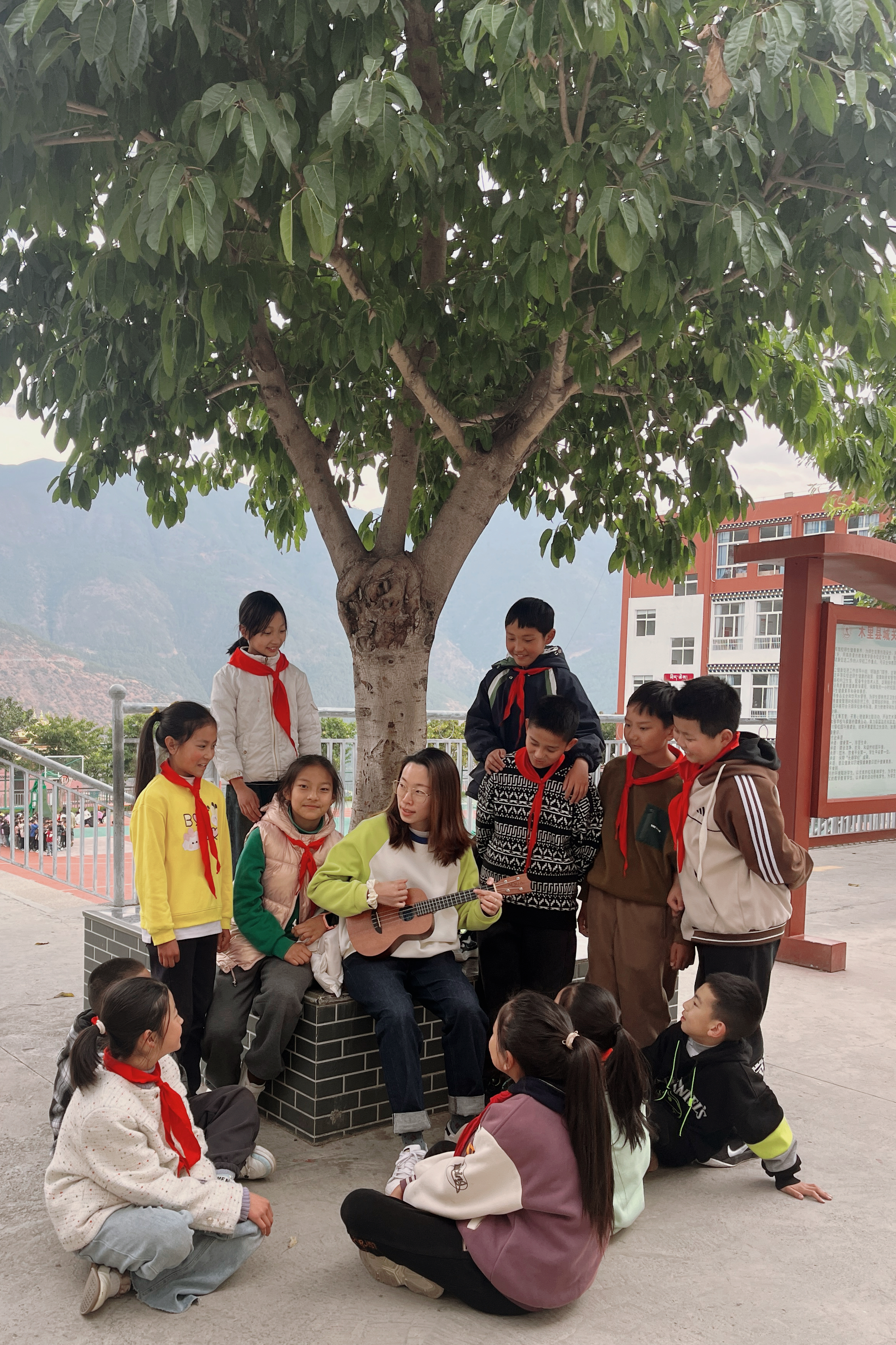 宁波支教老师含泪告别，绘制433张书签送给每一位学生_fororder_09bbe61a-8441-45aa-aa9f-701d83b72f72size_w_2327_h_3491