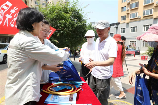 沈阳大东区开展“人人讲安全、个个会应急——畅通生命通道”主题活动_fororder_常大东演练1