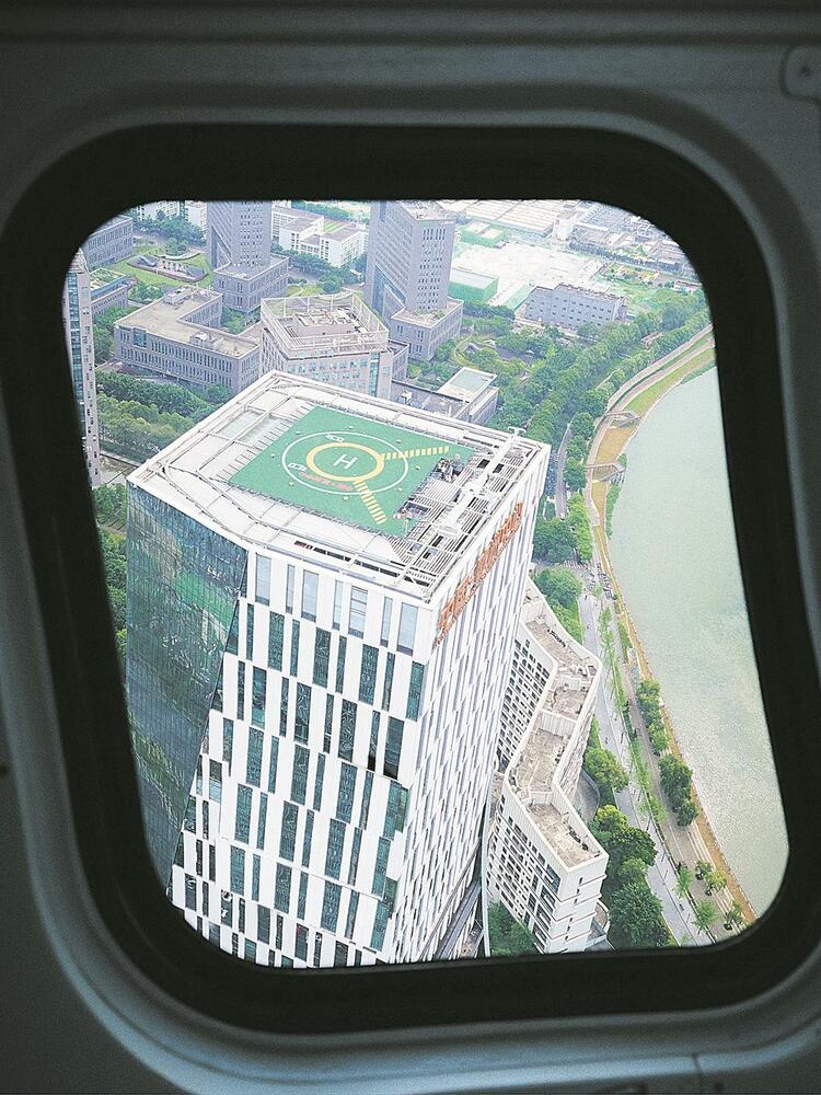 （转载）成都城市低空载人验证飞行首飞成功_fororder_抵达中国-欧洲中心46楼停机坪