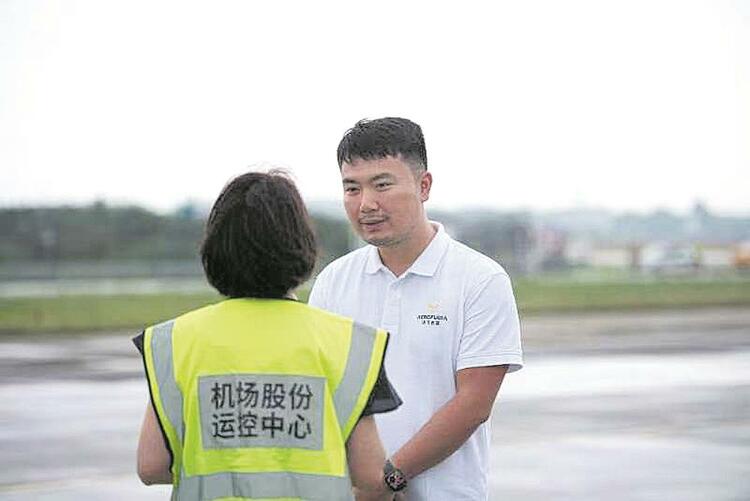（转载）成都城市低空载人验证飞行首飞成功_fororder_雷文天在机场接受采访