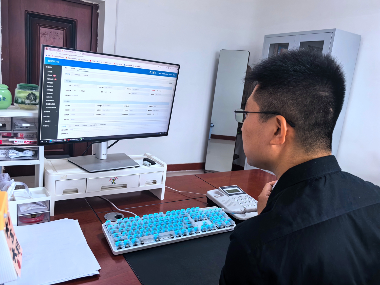 “双争”有我丨保定市满城区：多方联动汇合力 以法为尺共治理_fororder_工作人员办理热线事项 摄影 翟建乐
