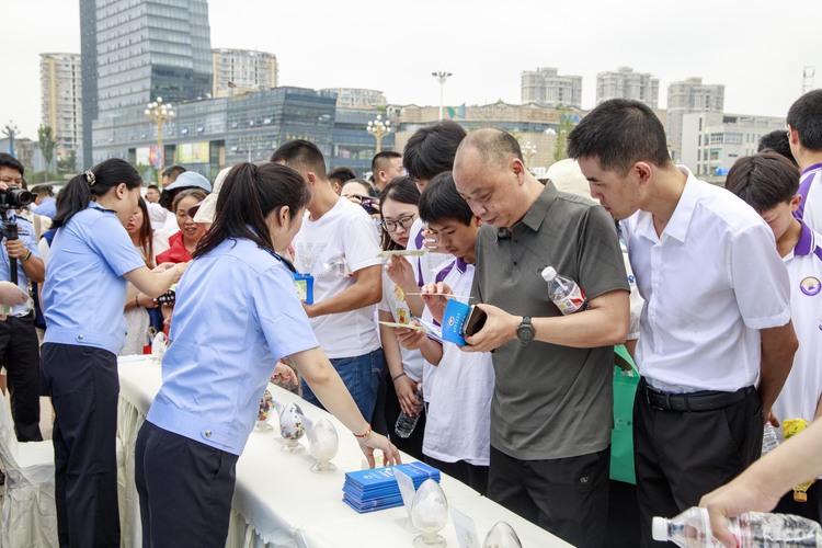 简阳市“6·26”国际禁毒日集中宣传活动启动仪式举行_fororder_通过参观和互动向群众科普识毒、防毒、拒毒知识 供图 简阳市融媒体中心