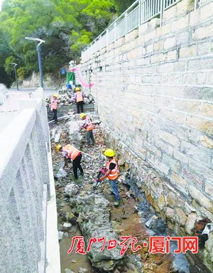 【舆情主推】【厦门】【移动版】【Chinanews带图】群众反映沙滩遗留垃圾 厦门市纪委监委直查督办