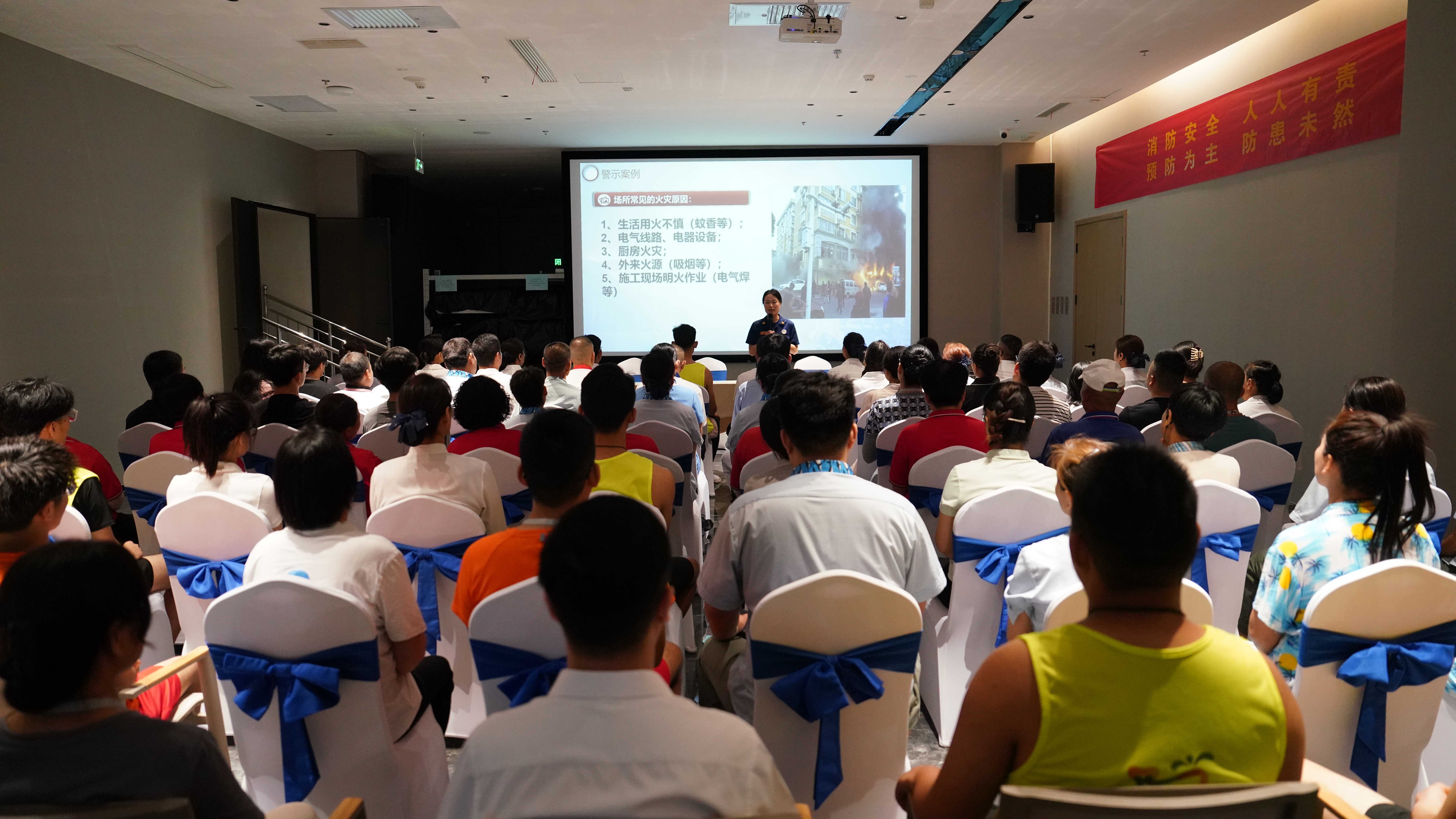 河北清苑：开展消防安全知识培训 提升应急自救能力_fororder_消防宣传员为企业员工和入驻商户讲解场所常见的火灾原因。摄影 王磊