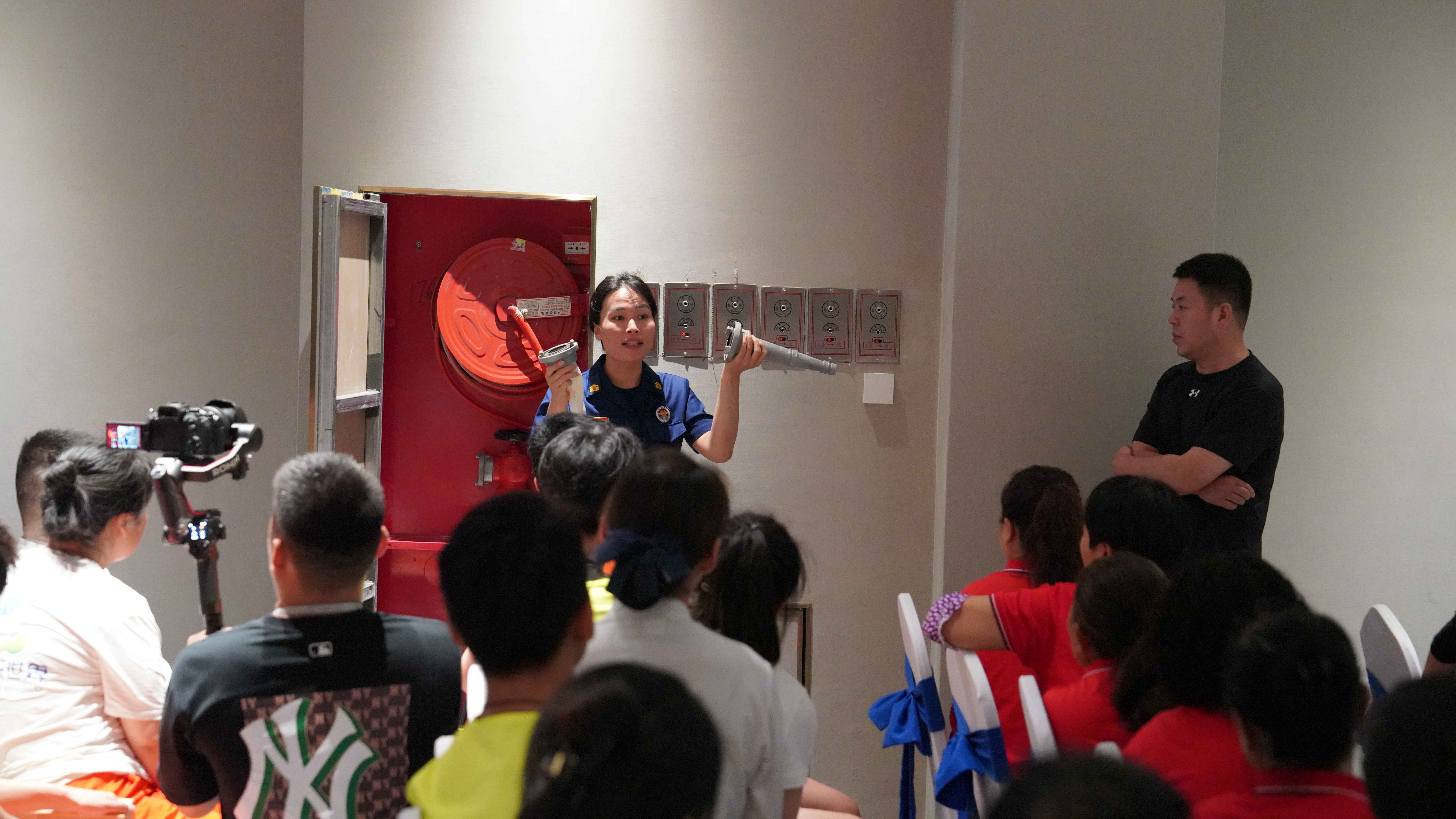 河北清苑：开展消防安全知识培训 提升应急自救能力_fororder_消防宣传员讲解消防设施的使用方法。摄影 王磊