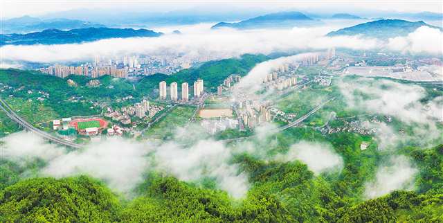 重庆万盛： 昔日大矿区蝶变满山绿