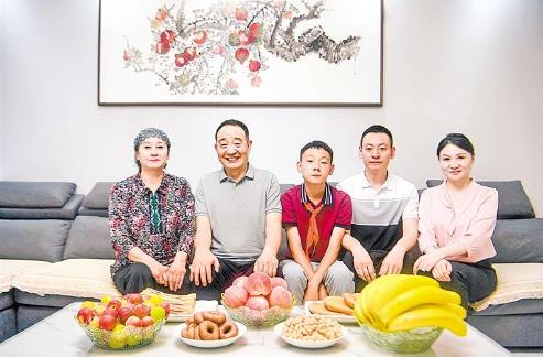 长城花园社区居民赵守成：  “总书记到我家，一席话说得我们心里暖暖的”_fororder_赵0