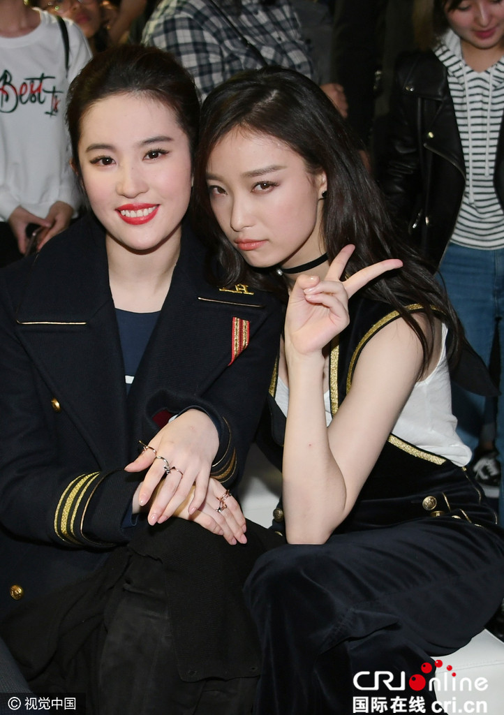 倪妮和刘亦菲同框斗美 与张俪相聊甚欢大笑不已