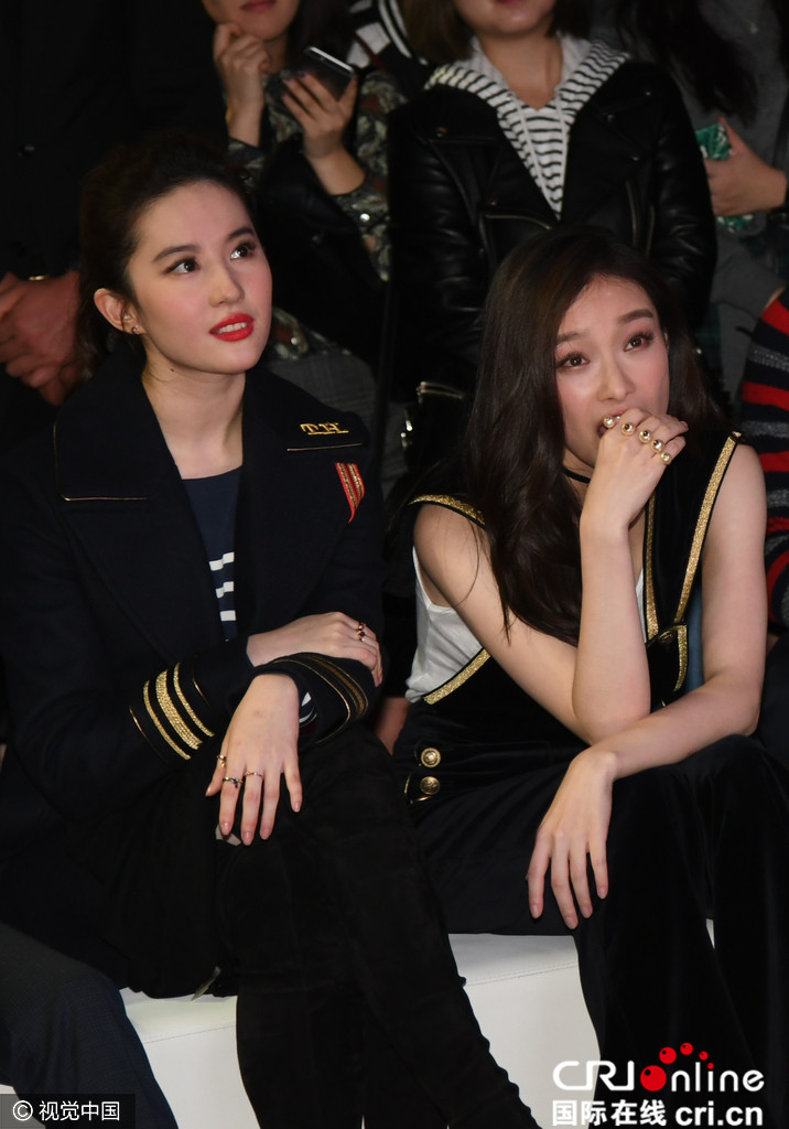 倪妮和刘亦菲同框斗美 与张俪相聊甚欢大笑不已