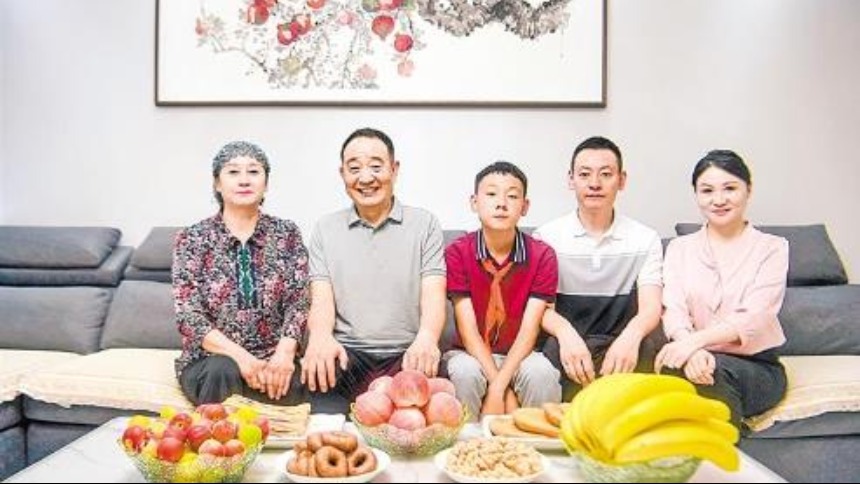长城花园社区居民赵守成：  “总书记到我家，一席话说得我们心里暖暖的”