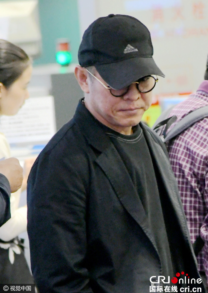 李连杰头发花白现身机场无人识