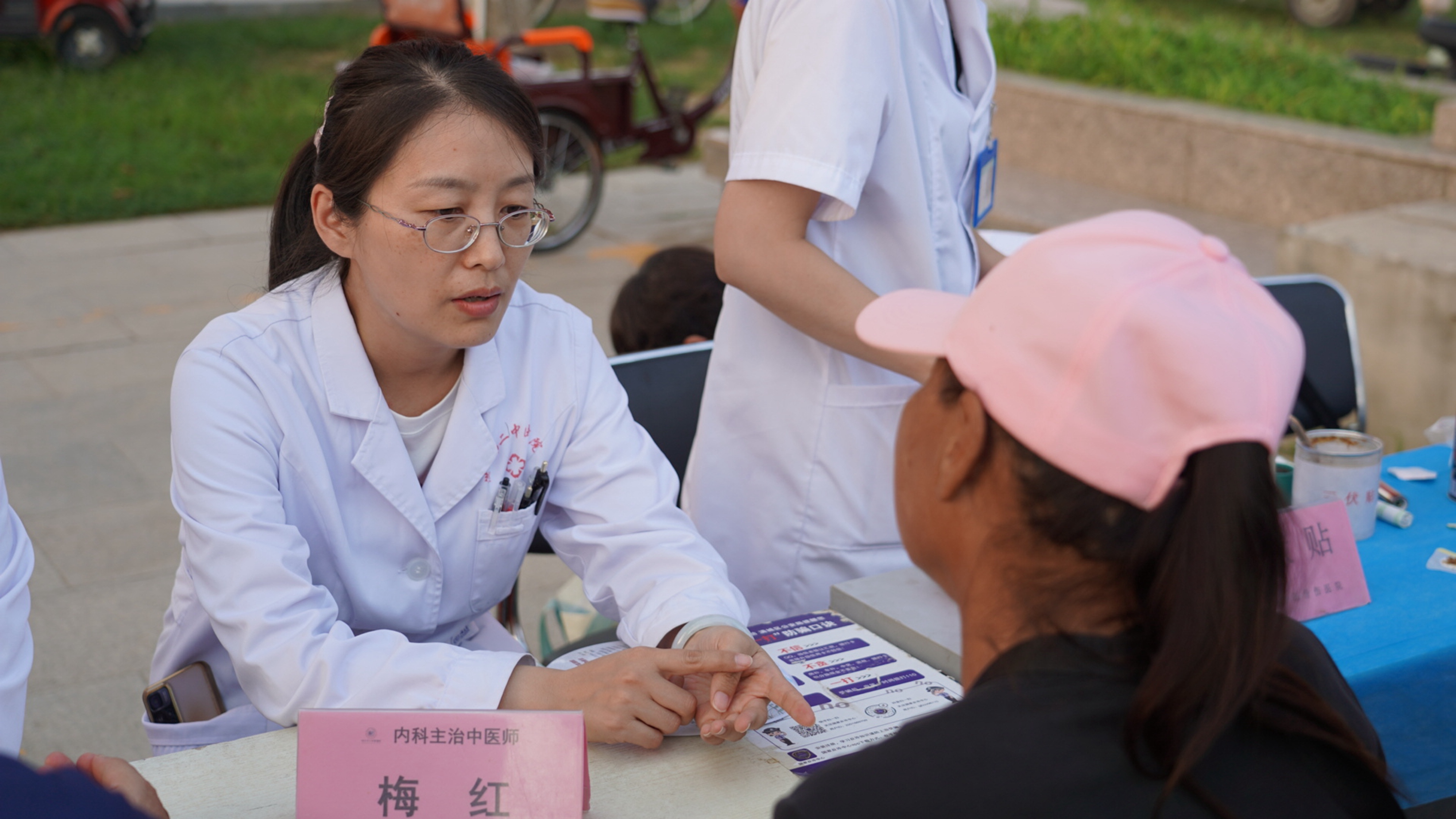 “双争”有我丨保定市满城区：“彩色周末+文化夜市”激活人间烟火_fororder_满城区中医药文化夜市义诊现场 摄影 高泽涛