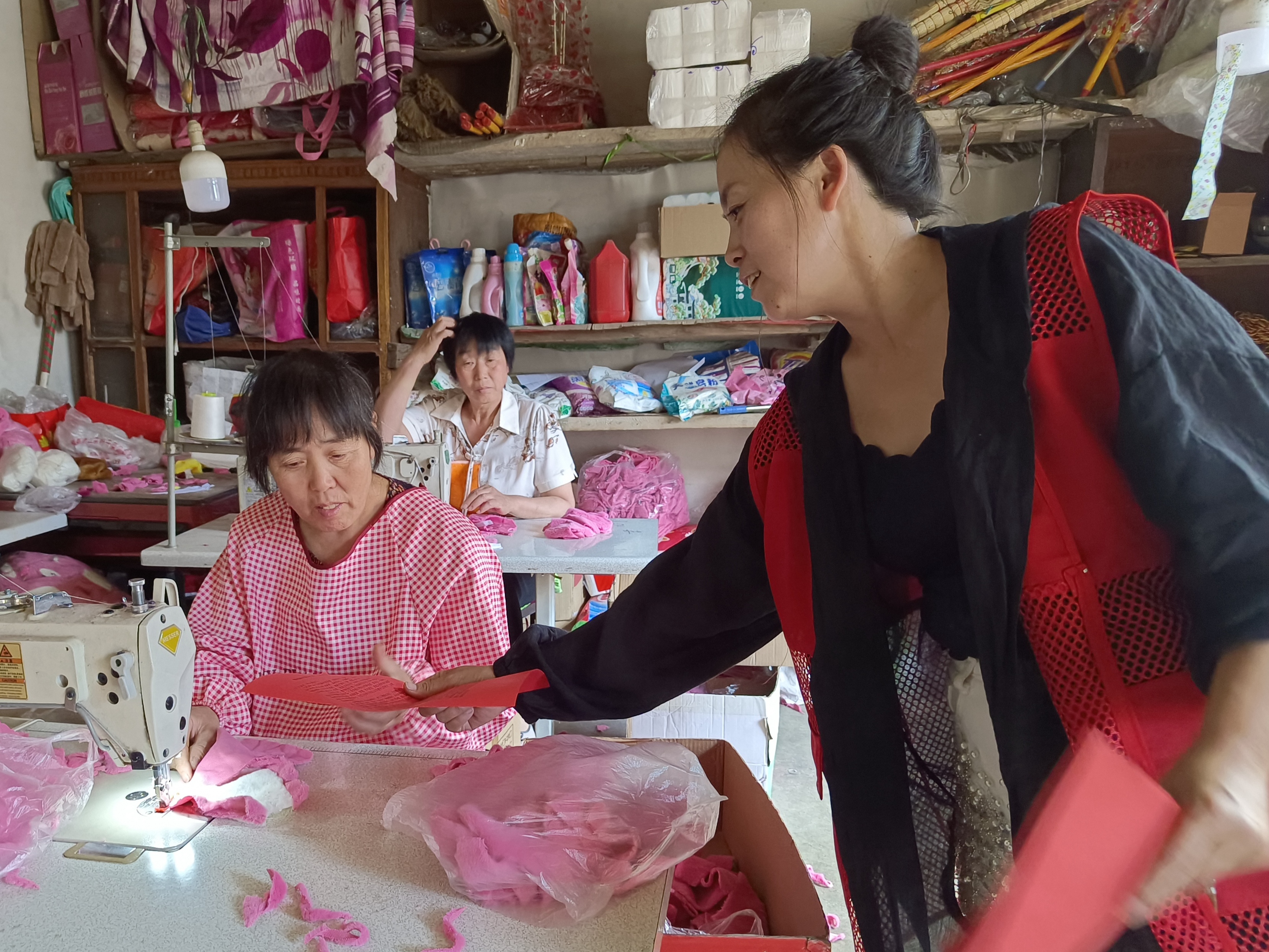 河北唐县：文明实践助力移风易俗_fororder_工作人员发放移风易俗倡议书