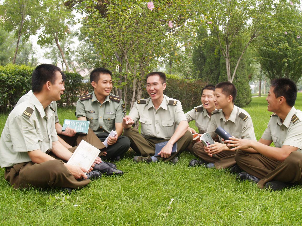 南昌航空大学思政课教师李江波：教师宣讲员征兵大使的别样风采_fororder_图片1