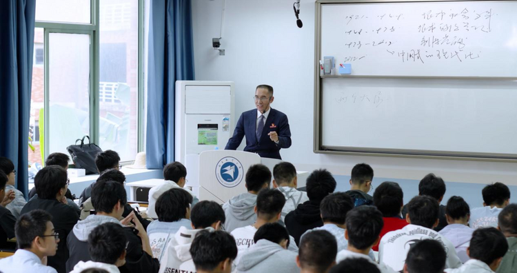 南昌航空大学思政课教师李江波：教师宣讲员征兵大使的别样风采_fororder_图片2