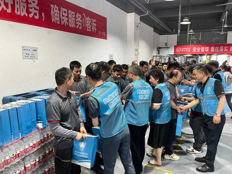 “你为宁波作奉献·我为你来送清凉”，这是一座城市的谢意_fororder_0da7da4b-bf58-4b64-b505-d1b29846e8c9