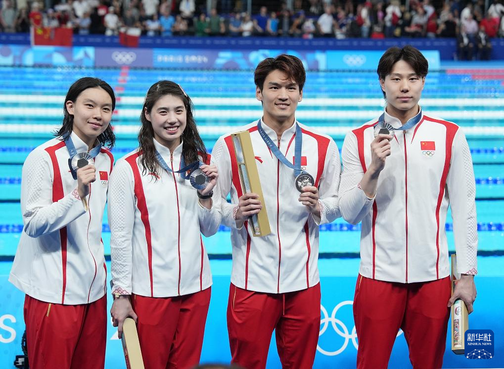 巴黎奥运会丨游泳——男女4x100米混合泳接力中国队摘银牌
