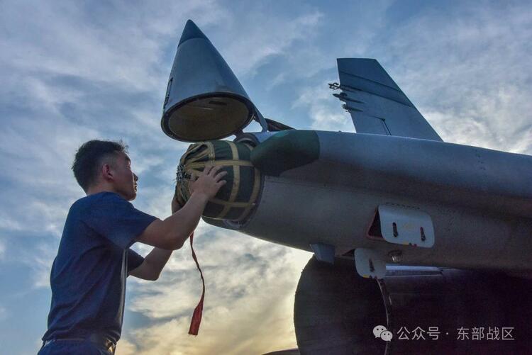 战鹰冲霄！空军航空兵某部跨昼夜练兵