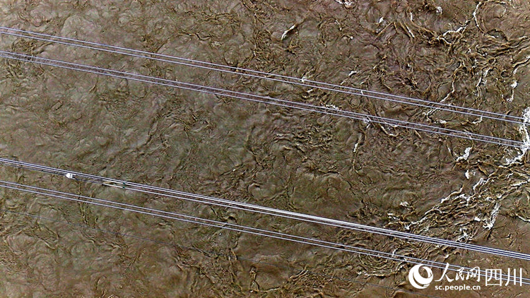 （转载）金沙江上游至湖北特高压工程成功“飞越”大渡河