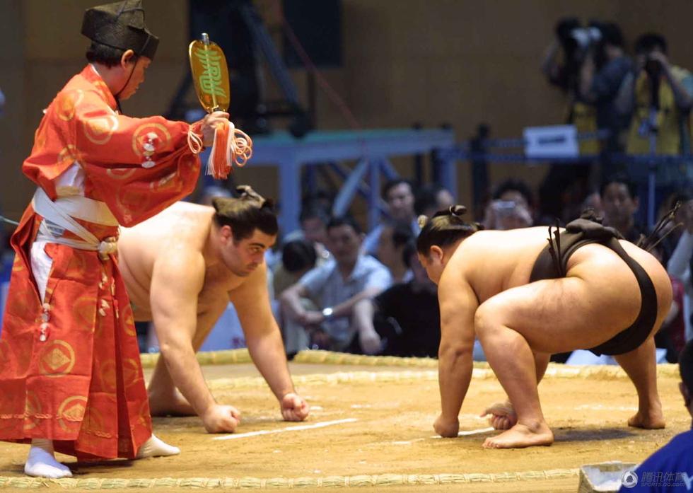 日本相扑手生活揭秘 一顿饭至少吃5人饭量(图)