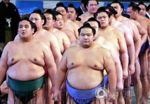 日本相扑手生活揭秘 一顿饭至少吃5人饭量(图)